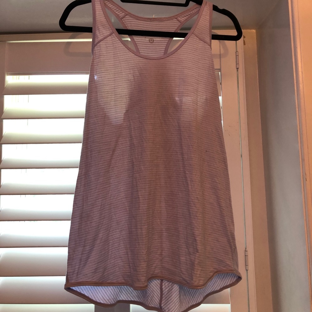 UNWORN Lululemon top-flowy and breathable!